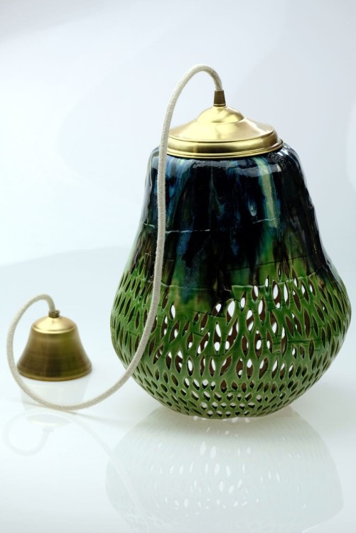 Lampa ceramiczna - zielona - z metalowym zawiesiem