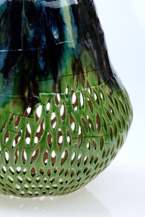 Lampa ceramiczna - zielona - z metalowym zawiesiem