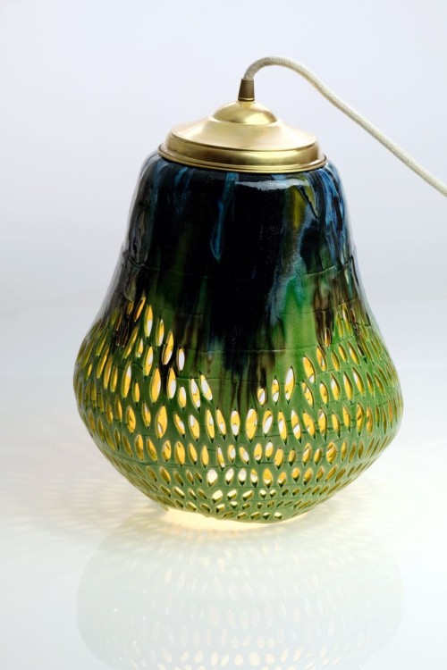Lampa ceramiczna - zielona - z metalowym zawiesiem