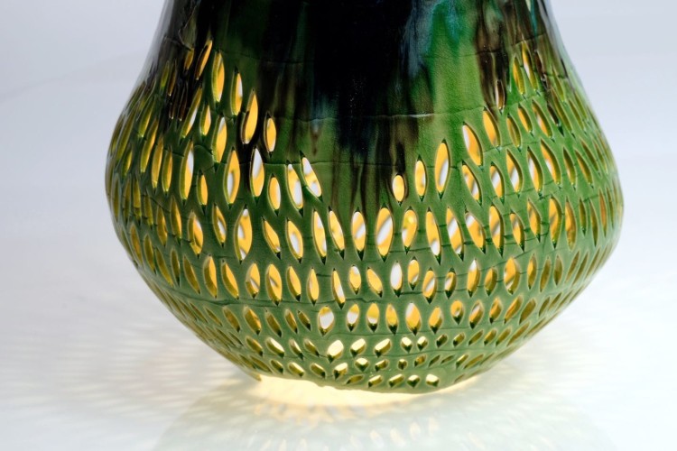 Lampa ceramiczna - zielona - z metalowym zawiesiem