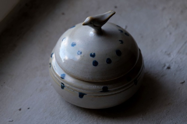 Szkatułka ceramiczna w kropki